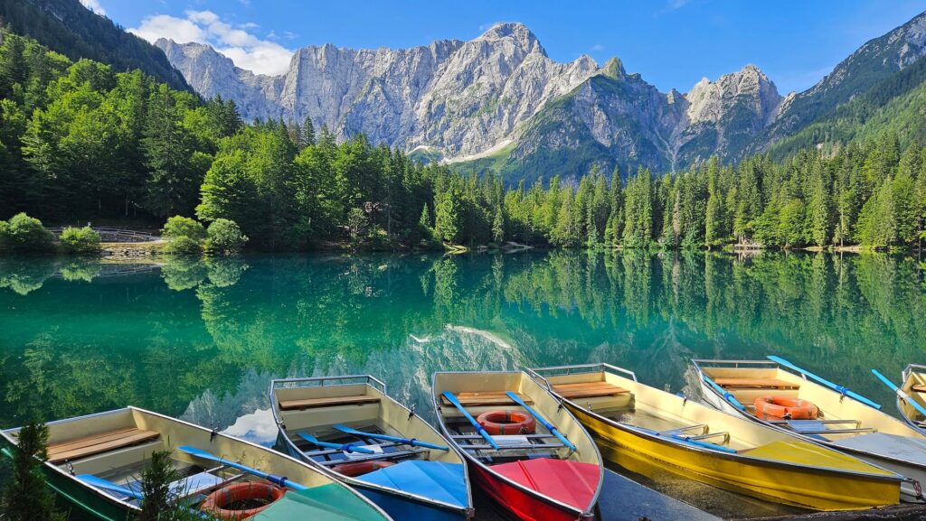 Laghi di Fusine: dove l’acqua diventa specchio di incredibili montagne